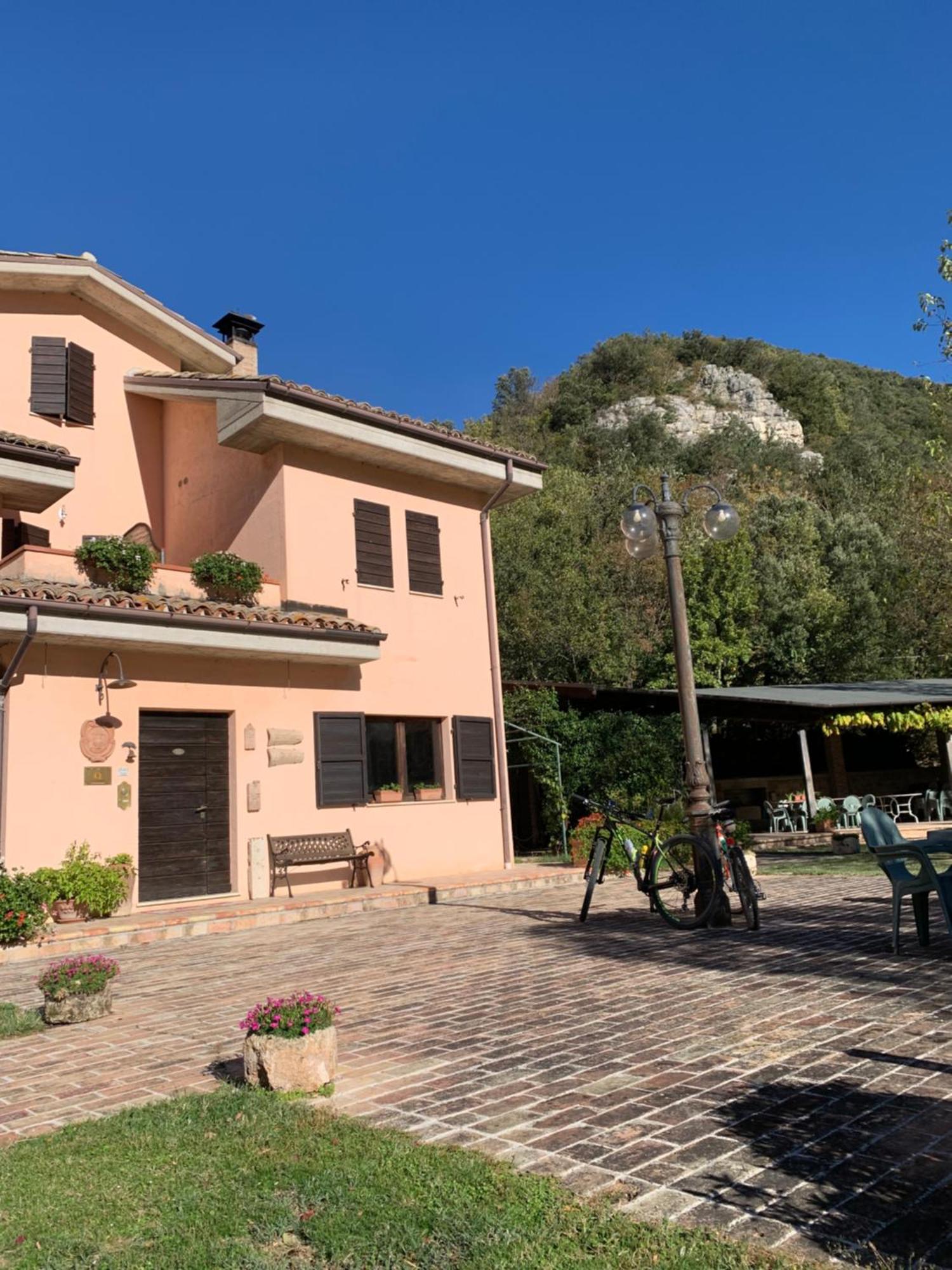 Gasthaus Locanda Salimbeni San Severino Marche Exterior foto