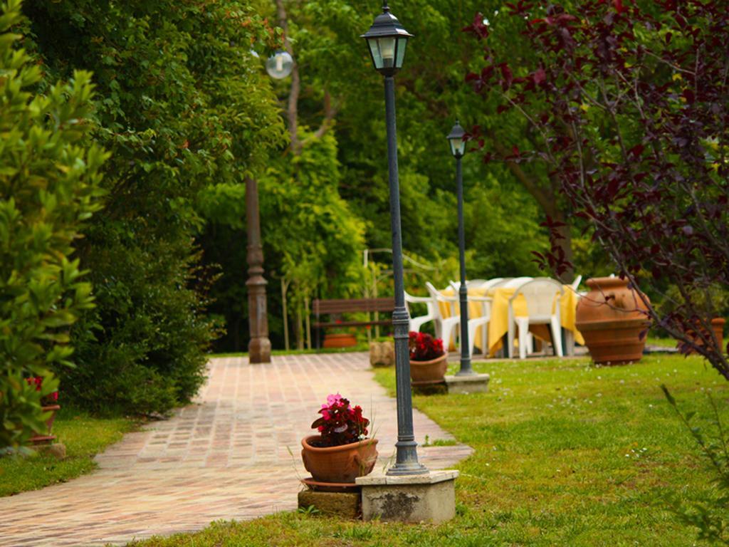 Gasthaus Locanda Salimbeni San Severino Marche Exterior foto