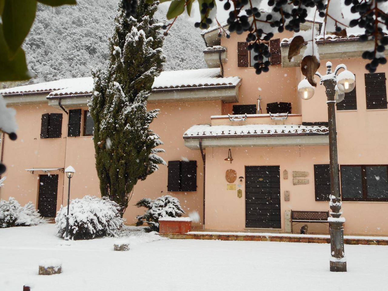 Gasthaus Locanda Salimbeni San Severino Marche Exterior foto